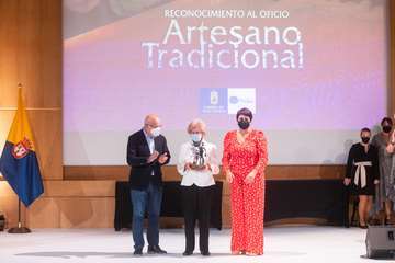 Homenaje del Cabildo a las caladoras grancanarias/TA.